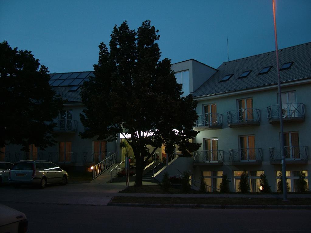 Pontis Hotel Biatorbágy Eksteriør billede